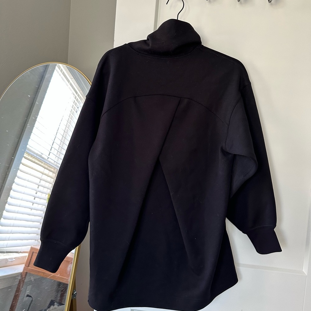 Lululemon black sweatshirt
